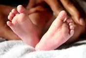 狠心保母重摔男嬰釀腦傷打死不認　屏東檢警過濾上千影片揭惡行