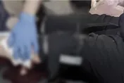 邊抓邊救！警逮藏毒iRent駕駛　驚見阿嬤被撞「滿腿血」立刻抽身救人