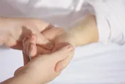 手腕不明突起物是腫瘤？無痛感還能自己處理