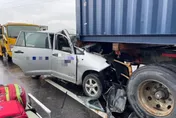 驚悚畫面曝！台66線休旅車撞進貨櫃車尾　32歲駕駛受困駕駛座