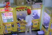 影/逛完夜市化身娃娃機店大盜！他直接搬走3個「喬巴公仔」上網賤賣　一查竟是慣犯