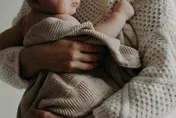 淚崩！病危媽媽緊抱孩兒...交給婆婆才倒下　醫生不捨：希望母親節前醒來