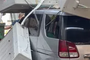 影/驚悚！逢甲商圈13台冷氣墜落　狂砸10汽機車幸無人傷