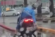 影/騎士當街1秒換車牌！網酸「川劇變臉機車版」　涉偽造文書警方要開罰