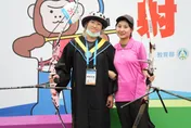 夜市「粉紅射手」吸睛　東海余冠廷靠射箭「消極掰」
