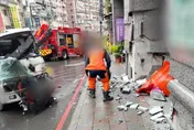 影/新手上路秒噴維修費！菜鳥貨車駕駛跟手排車「不熟」 糗撞爛大樓柱子車頭半毀