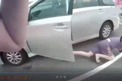 影/路中間舉槍逮捕片！新店爆「毒蟲打醉漢」衝突　嫌犯被抓起出k他命