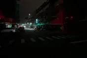 影/高雄「8天停電3次」！夢時代周圍一片黑　台電：疑為大雨導致短路