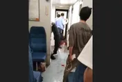 影/搭火車遇隨機殺人…男乘客忍痛「奪刀壓肚下」慘死　家屬淚揭1疑點