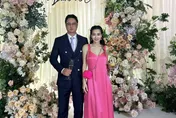 王思佳不甩假包疑雲！全身「粉紅香奈兒」現身友人婚禮…合體美籍尪高調放閃