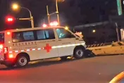 影/接病患前先被救！救護車鳴笛通過紅燈路口　慘被小貨車撞上4人送醫