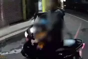 影/這位「周湯豪」身揹3條通　騎車3貼遭攔　怕通緝身分曝光撇妻載幼女落跑