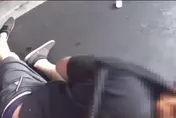 影/被警方破窗嚇到內褲走光！他拒檢逃逸瘋狂違規　困車陣落網罰單總金額太誇張
