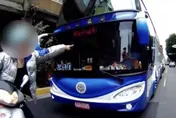 影/不爽遊覽車靠太近騎士大暴走　狂譙駕駛三字經遭告妨害名譽
