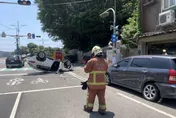 快訊/八里龍米路休旅車自撞路邊車輛　側翻四輪朝天女駕駛送醫急救