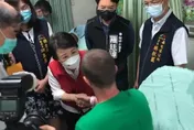 影/盧秀燕探視傷者還原驚悚瞬間：列車來不及剎！撞上掉落軌道吊臂