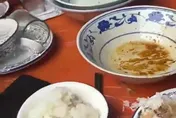 影/結婚辦桌卻出現「婚宴大媽」　9道菜一上桌全被打包帶走...賓客看傻眼