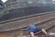 影/他喝茫大字形睡鐵軌！2警緊急拉起　下一秒列車「咻」從身邊經過