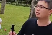 影/男子舉牌相親要求女方「有車有房無貸款」　慘遭一旁大媽狠懟：人家看得上你嗎？