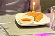 妹子生日獨自吃海底撈　店員「1舉動」超暖！突收隔壁桌情侶這紙條…讓她當場爆哭