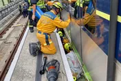 悲傷搶救一幕曝！女助理教授魂斷中捷車廂　疑「先遭鋼樑擊飛再掉落車底」