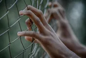 影/澳洲青少年看守所傳暴動！縱火燒牢房、爬上屋頂與警方對峙　當局拘捕90人