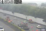 快訊/國1南向127.5K頭屋段驚傳車禍起火！轎車撞緩撞車　1人送醫