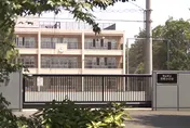 影/學生體育課跌倒竟遭「12.5公分長釘刺穿膝蓋」　一查驚見「500鐵釘被埋入操場」