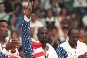 一件31年的運動夾克拍賣價恐逼近億元！誰穿的？當然是「籃球之神」