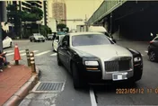 賠到脫褲！喜美女駕駛撞上勞斯萊斯…一聽「天價維修費」嚇傻呆坐路中央