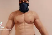 20公分嫌短！男子動2次陰莖增大手術　「35.5cm巨鵰」成路人焦點：走起路來好困難