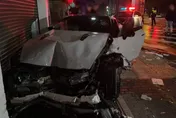 影/左轉貨車撞白色GTR！新莊深夜車禍「碰一聲」釀1重傷　事發畫面曝