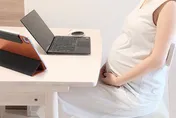 40歲女未懷孕肚子腫漲像籃球　醫一看指「硬硬的是肌瘤必須手術」
