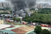 快訊/台中太原市場旁宮廟火警「黑煙覆蓋又上竄」！　事發即時片曝光