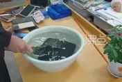 抓包學生在宿舍偷玩手機！班導竟用「手機泡水」懲罰：家長有同意