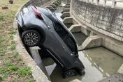 疑機械故障！阿嬤拜拜完開車離奇墜大排　竟只輕傷民眾大呼「神明有保佑」