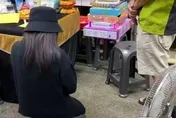 台南撞死3歲女童！肇事孕婦頭七靈堂下跪道歉　父：下通牒才現身