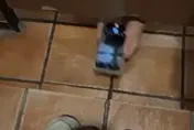 影/如廁門縫伸出IPhone錄影！她揪出小三女…她哭喊是姊姊叫我拍的
