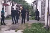 女腐屍「沒穿內衣褲」躺水溝裡、露出一雙腳　廁所惡臭味！他走到後巷大崩潰