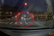 影/台中再見行人地獄！婦腳傷拄拐走斑馬線　賓士車無視「切西瓜」險撞