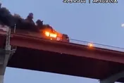 影/貨車大橋上突起火…英勇司機不畏爆炸飛速駛離　路人合力撲救無人傷亡