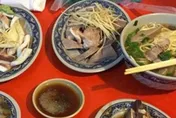 沒標價有鬼？米粉湯20元、黑白切卻收100　永樂市場小吃攤挨轟坑錢