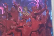 50歲鄭秀文MV搶先看！水鑽胎衣包覆「零贅肉」　肋骨、臀形全露