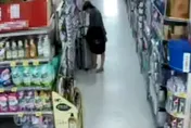 變裝女偷遍雙北賣場　民生用品掃進行李箱！網拍銷贓