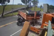 影/超驚悚！砂石車左轉機車高速插上　騎士頭卡貨斗身體「懸空擺盪」