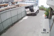 影/嚇人！台中工地旁路面突塌陷　環保車當場落入天坑