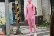 恥度爆表！路上驚見Pink Guy　網虧「把臉遮住就不尷尬了」
