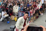 林書豪現身西門町！狂粉「凌晨2點排隊砸5萬」　破百球迷頂烈日力挺