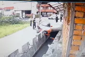 影/彰化酒駕男連撞5汽機車！肇逃撞斷水泥護欄…人車險墜排水溝