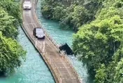 影/嗨駛網紅浮橋…下秒「直衝墜河」　9人座遊覽車沉沒致5死3傷